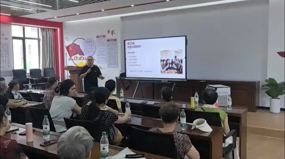 申澈明在松林路社区授课并与现场学员互动